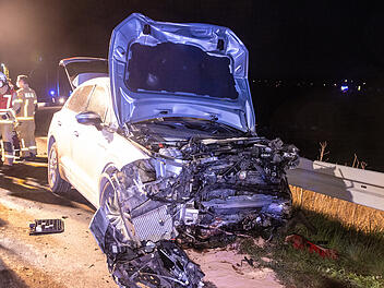 Schwerer Unfall auf Mainbr&uuml;cke bei Theres: Frau stirbt - Fahrer flieht vom Unfallort