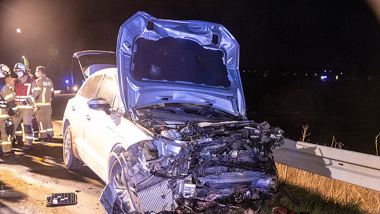 Schwerer Unfall auf Mainbr&uuml;cke bei Theres: Frau stirbt - Fahrer flieht vom Unfallort