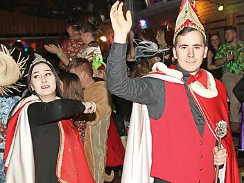 Das Prinzenpaar ihre Lieblichkeit, Ann-Sophie und Tollität Prinz Nico, beim letzten Auftritt dieser Faschingssaison in Untersiemau