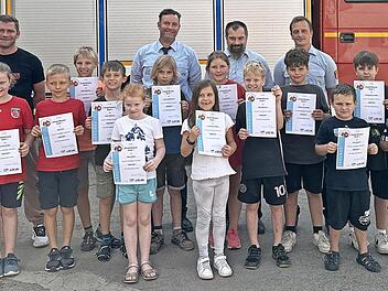 Stolz präsentieren die „Feuerdrachen“ Urkunden und Abzeichen. Mit ihnen freuen sich (hinten, von links) Ausbilder Martin Menrath, David Sarid&#382;i&#263;, der Vorsitzende der Freiwilligen Feuerwehr Zapfendorf, sowie die Prüfer Holger Porzner und ...