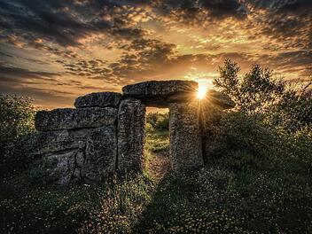 "Frankens Stonehenge" bei Bischofsgr&uuml;n: Tor &uuml;bt erstaunliche Anziehungskraft aus