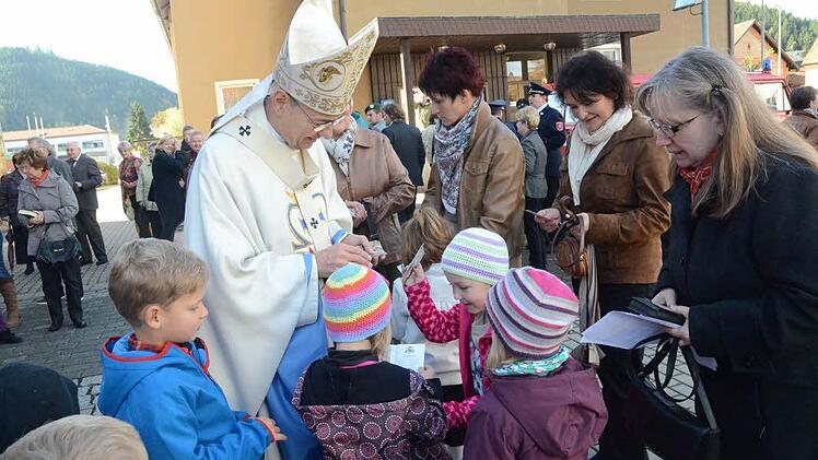 Immer wieder scharten sich Kinder und Gläubige zum Gespräch um den Erzbischof, der dabei Bilder und Gebettexte verteilte.