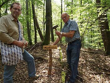 Roland Heinlein und Waldemar Hauk wollen Wanderer auf die Bodendenkmäler aufmerksam machen. Fotos: Arkadius Guzy