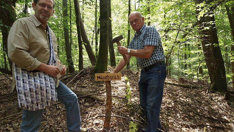 Roland Heinlein und Waldemar Hauk wollen Wanderer auf die Bodendenkmäler aufmerksam machen. Fotos: Arkadius Guzy
