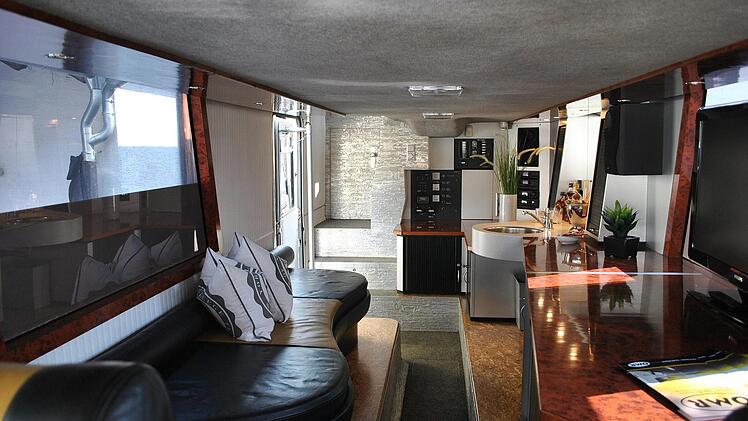 Der Aufenthaltsraum vor dem Schlafzimmer ist so geräumig wie ein Wohnzimmer. Foto: Sonja Adam