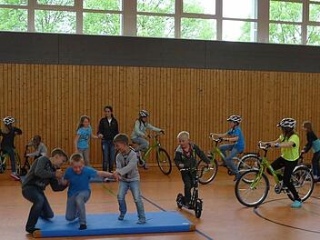 Auch beim Fahrradfahren ist einiges zu beachten. Spielerisch wurden die Sch&uuml;ler auf Gefahren im Stra&szlig;enverkehr hingewiesen. Foto: Karin G&uuml;nther