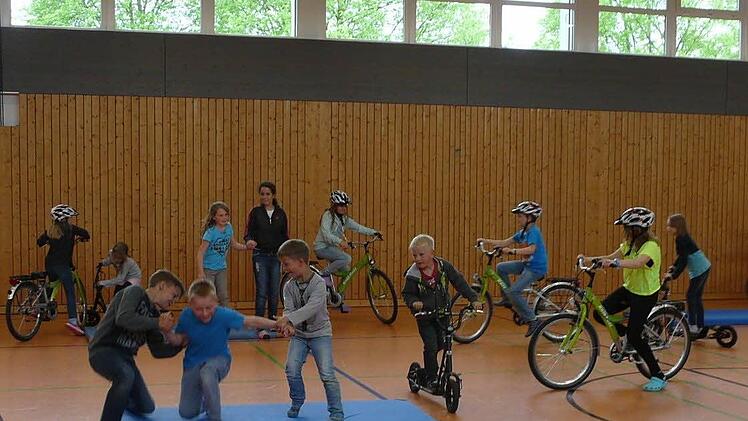 Auch beim Fahrradfahren ist einiges zu beachten. Spielerisch wurden die Sch&uuml;ler auf Gefahren im Stra&szlig;enverkehr hingewiesen. Foto: Karin G&uuml;nther