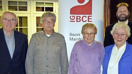 Die Geehrten der IG Bergbau-Chemie-Energie (von links): Seniorenbeauftragter Roland Starke, Dietmar Polster, Leni P&ouml;tzinger, Katharina Winkelmann, Bezirkssekret&auml;r Sascha Sp&ouml;rl. Foto: Andreas Welz