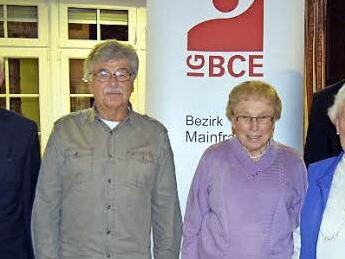 Die Geehrten der IG Bergbau-Chemie-Energie (von links): Seniorenbeauftragter Roland Starke, Dietmar Polster, Leni Pötzinger, Katharina Winkelmann, Bezirkssekretär Sascha Spörl. Foto: Andreas Welz