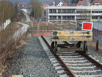 Eine Verlängerung der Strecke in Richtung Norden ist nicht mehr möglich: Bereits auf dem ersten Bahnkilometer stünden ein Grundschul-Sportfeld, eine Realschul-Erweiterung und zwei Einkaufsmärkte im Weg. Foto: Ralf Kestel