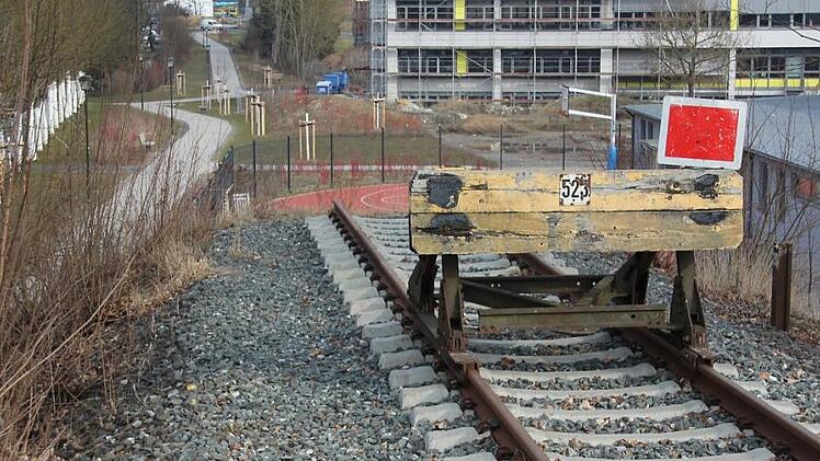 Eine Verlängerung der Strecke in Richtung Norden ist nicht mehr möglich: Bereits auf dem ersten Bahnkilometer stünden ein Grundschul-Sportfeld, eine Realschul-Erweiterung und zwei Einkaufsmärkte im Weg. Foto: Ralf Kestel