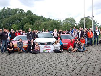 Fast siebzig Auto-Freaks feiern beim Honda Händler in Burglauer das 25-jährige Jubiläum des "Honda Clubs Fulda". Vorsitzender Robert Hofmann (vorne rechts sitzend) dankt Frank Hofmann (hinten rechts) für die "optimale" Unterstützung des Clubs. Foto: Manfred Mellenthin