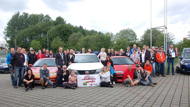 Fast siebzig Auto-Freaks feiern beim Honda Händler in Burglauer das 25-jährige Jubiläum des "Honda Clubs Fulda". Vorsitzender Robert Hofmann (vorne rechts sitzend) dankt Frank Hofmann (hinten rechts) für die "optimale" Unterstützung des Clubs. Foto: Manfred Mellenthin