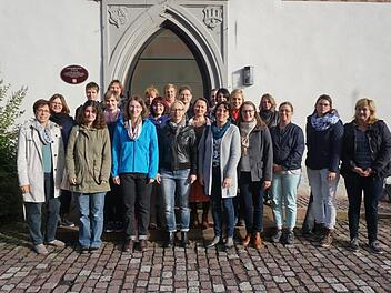 Schulbeginn für 22 Frauen an der  Landwirtschaftsschule, Abteilung Hauswirtschaft in Bischofsheim. Schulleiterin Doris Hartan-Khan (links) freute sich am ersten Schultag über das volle Semester. Marion Eckert