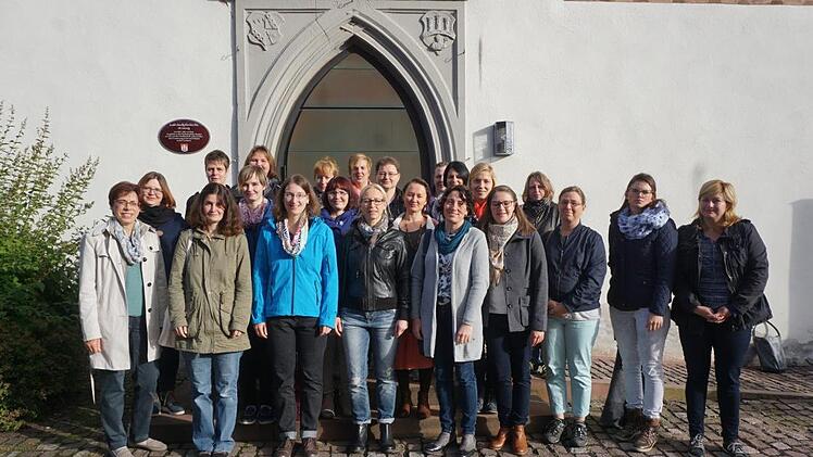 Schulbeginn für 22 Frauen an der  Landwirtschaftsschule, Abteilung Hauswirtschaft in Bischofsheim. Schulleiterin Doris Hartan-Khan (links) freute sich am ersten Schultag über das volle Semester. Marion Eckert