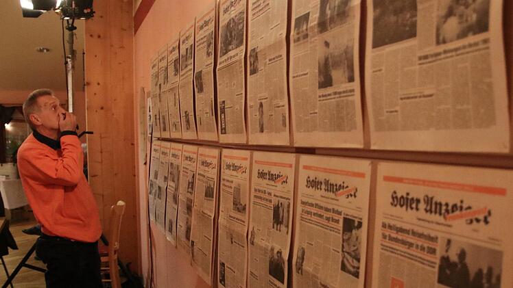 30 Jahre Mauerfall: Robert Thern hat die damaligen Zeitungstitelseiten aufbewahrt. Foto: Klaus Klaschka