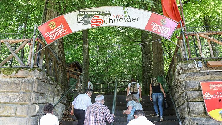 Der Weg     zu einem neuen   Kellerwald    wird sich  Jahre  hinziehen. Dieses Foto entstand im Sommer bei einer Experten-Runde vor Ort. Foto: Barbara Herbst/Archiv
