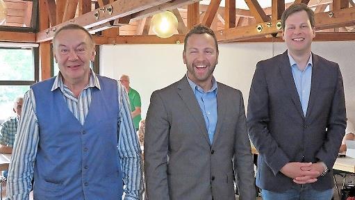 Das Bad Staffelsteiner B&uuml;rgermeisterteam (von links) Dieter Leicht, Mario Sch&ouml;nwald und Holger Then bleibt planm&auml;&szlig;ig bis zur n&auml;chsten Kommunalwahl 2026 im Amt.