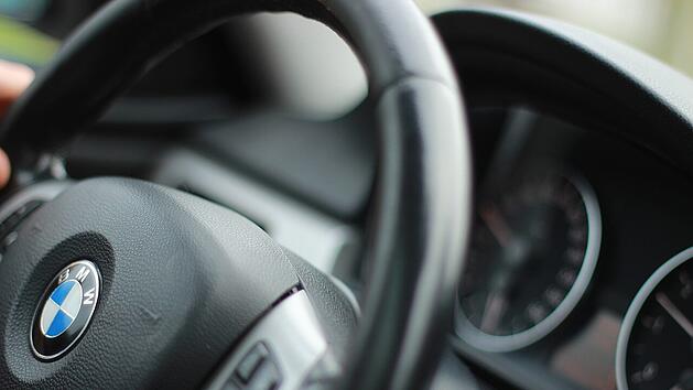Symbolbild: BMW, Auto, Lenkrad