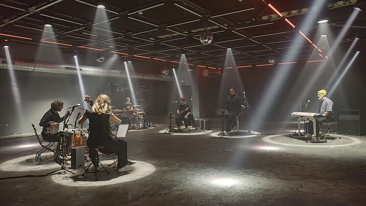 Im Klangstudio (von links): Die Musiker Ferdinand Kirner, Ella Rohwer, Florian "Flo" Dauner, Dominik Krämer, Rachel Scharnberg und Lillo Scrimali spielen Werke für die Dokumentation ein.