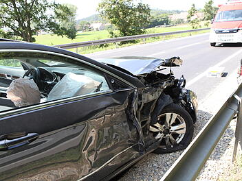 Auto stößt auf B13 im Kreis Ansbach mit Traktor zusammen