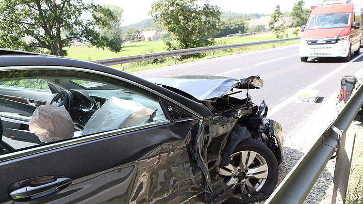 Auto stößt auf B13 im Kreis Ansbach mit Traktor zusammen