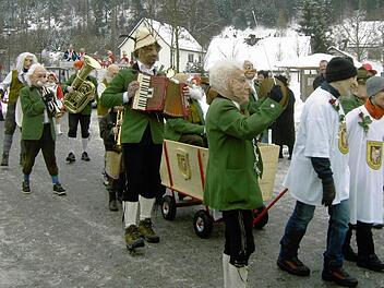Immer dabei ist der Musikverein Säubettnrath, wenn er gebraucht wird. Das Bild zeigt ihn 2009 beim Faschingsumzug in Steinwiesen. Foto: Deuerling