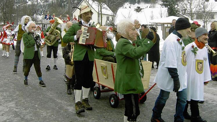 Immer dabei ist der Musikverein Säubettnrath, wenn er gebraucht wird. Das Bild zeigt ihn 2009 beim Faschingsumzug in Steinwiesen. Foto: Deuerling