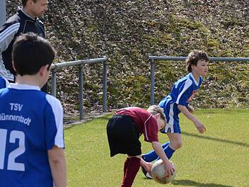 Entspannt beoachtet Münnerstadts U-9-Trainer Andreas Busche, wie die Kinder eigenverantwortlich die Entscheidung über einen Einwurf treffen. Foto: Jürgen Schmitt