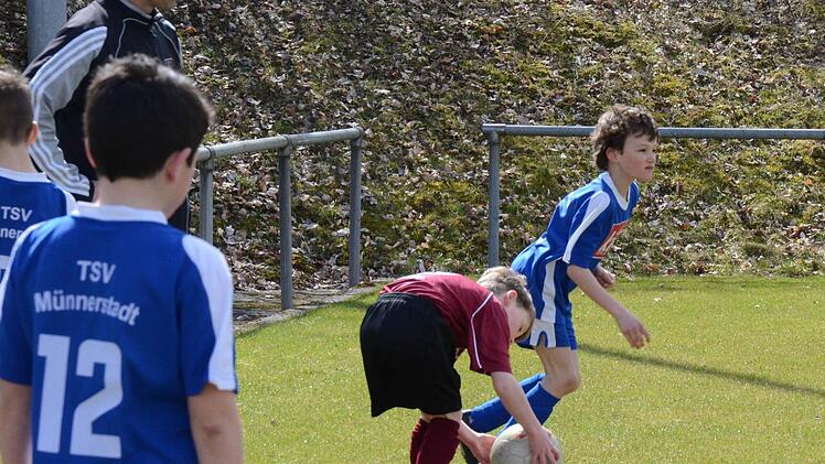 Entspannt beoachtet Münnerstadts U-9-Trainer Andreas Busche, wie die Kinder eigenverantwortlich die Entscheidung über einen Einwurf treffen. Foto: Jürgen Schmitt