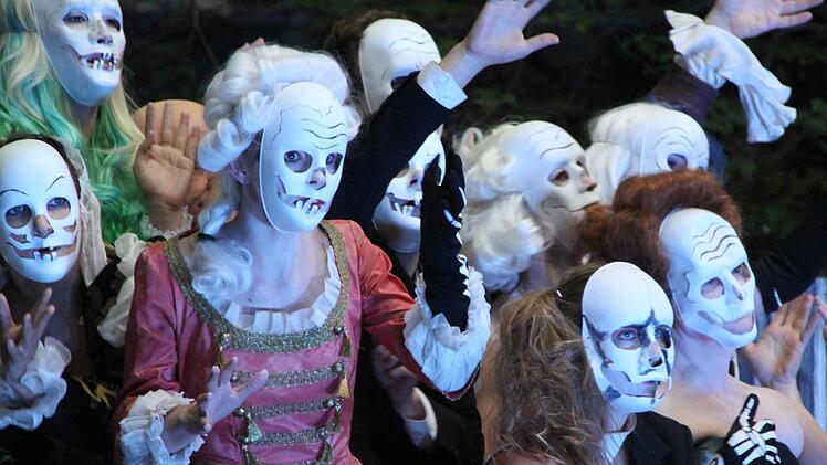 Geisterhafte Gestalten bevölkern die Bühne.