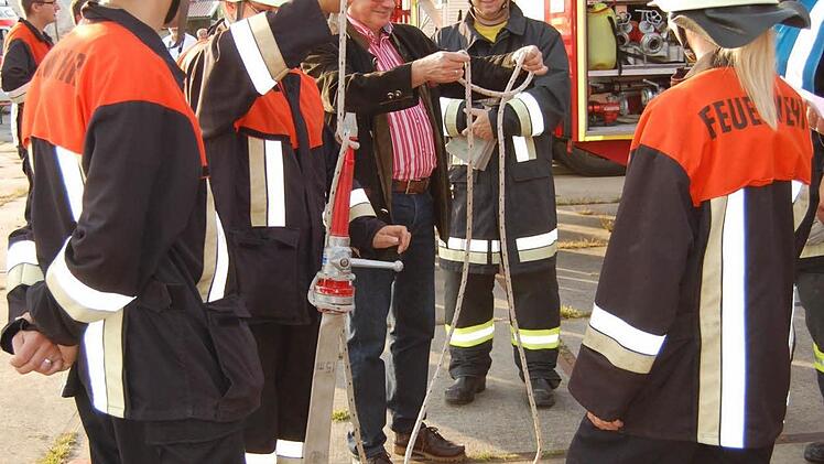 Bürgermeister Gotthard Schlereth versucht sich am Knoten