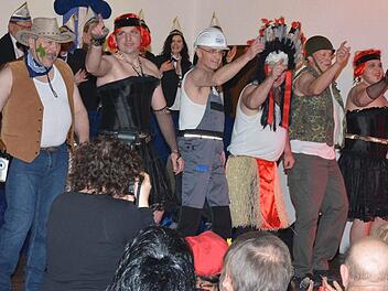 Tänzerischen Können legte die Gruppe YMCA mit (von links) Günter Pohley, Ralf Beck, Wilhelm Schneider, Ralf Hartmann, Dieter Hepp und Steffen März an den Tag. Was zeigt uns das Bild: Der Landrat trägt Bauhelm und Tattoo.  Fotos: Gerhard Schmidt