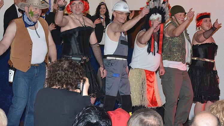 Tänzerischen Können legte die Gruppe YMCA mit (von links) Günter Pohley, Ralf Beck, Wilhelm Schneider, Ralf Hartmann, Dieter Hepp und Steffen März an den Tag. Was zeigt uns das Bild: Der Landrat trägt Bauhelm und Tattoo.  Fotos: Gerhard Schmidt