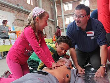 Marlene und Lorenz Haider (von links) ließen sich von Benno Ruhs in die Erste Hilfe einweisen. Foto: Veronika Schadeck