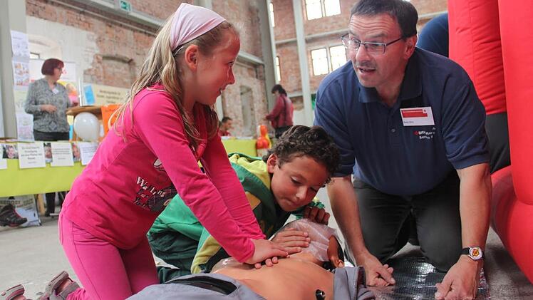 Marlene und Lorenz Haider (von links) ließen sich von Benno Ruhs in die Erste Hilfe einweisen. Foto: Veronika Schadeck