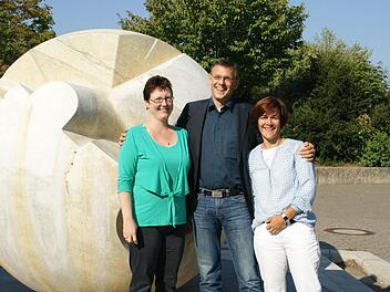 Zum neuen Schuljahr ist das Führungsteam der Dr.-Auguste-Kirchner-Realschule in Haßfurt wieder komplett: Der neue Schulleiter ist Dr. Hartmut Hopperdietzel, Konrektorin ist Christine Gehringer (links), zweite Konrektorin Christine Rottmann, die aus der Elternzeit zurück ist. Foto: Sabine Weinbeer