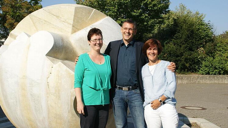 Zum neuen Schuljahr ist das Führungsteam der Dr.-Auguste-Kirchner-Realschule in Haßfurt wieder komplett: Der neue Schulleiter ist Dr. Hartmut Hopperdietzel, Konrektorin ist Christine Gehringer (links), zweite Konrektorin Christine Rottmann, die aus der Elternzeit zurück ist. Foto: Sabine Weinbeer
