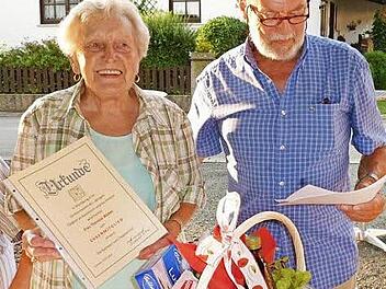 Resi Weber ist seit &uuml;ber 40 Jahren als Kassiererin aktiv - hier mit Vorsitzendem Helmut Link. Foto: privat