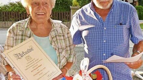 Resi Weber ist seit &uuml;ber 40 Jahren als Kassiererin aktiv - hier mit Vorsitzendem Helmut Link. Foto: privat