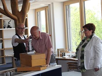 Als "Triebfeder" waren Rektorin Hannelore Glass, B&uuml;rgermeister Stefan Paulus und K&auml;mmerer Marco Depner (von rechts) ma&szlig;geblich an der Umsetzung der Generalsanierung der Dreiberg-Schule beteiligt. Unser Bild zeigt alle drei im neu gestalteten Unterrichtsraum "Forschen und Experimentieren". Foto: Christiane Reuther