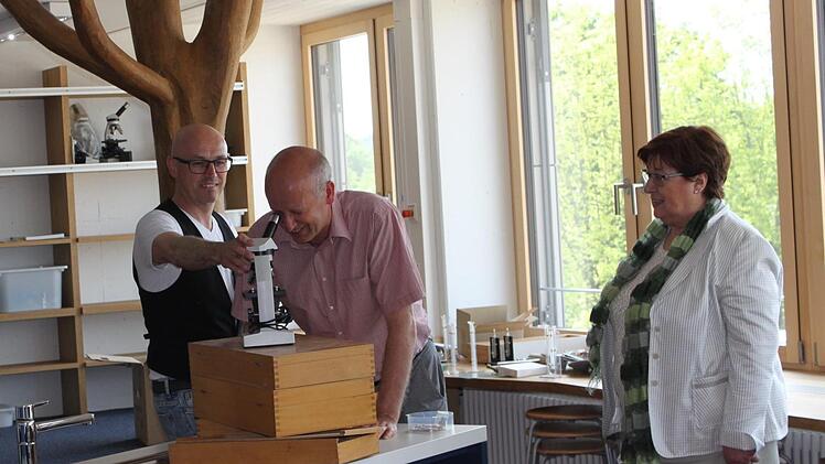 Als "Triebfeder" waren Rektorin Hannelore Glass, Bürgermeister Stefan Paulus und Kämmerer Marco Depner (von rechts) maßgeblich an der Umsetzung der Generalsanierung der Dreiberg-Schule beteiligt. Unser Bild zeigt alle drei im neu gestalteten Unterrichtsraum "Forschen und Experimentieren". Foto: Christiane Reuther