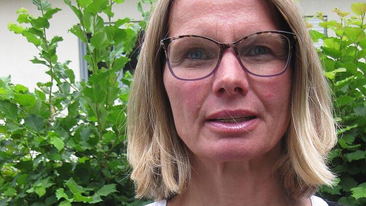 2. Bürgermeisterin Beatrix Lieb mit der historischen Silbermedaille, die Schönderlings Bürgermeister in der zweiten Hälfte des 19. Jahrhunderts getragen haben.  Foto: Jürgen Lieb