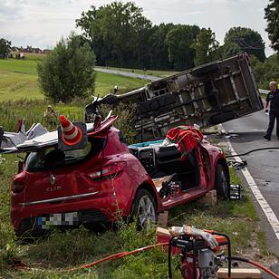 Schwerer Unfall bei Fürth: Frau nach Kollision mit Kastenwagen in Auto eingeklemmt