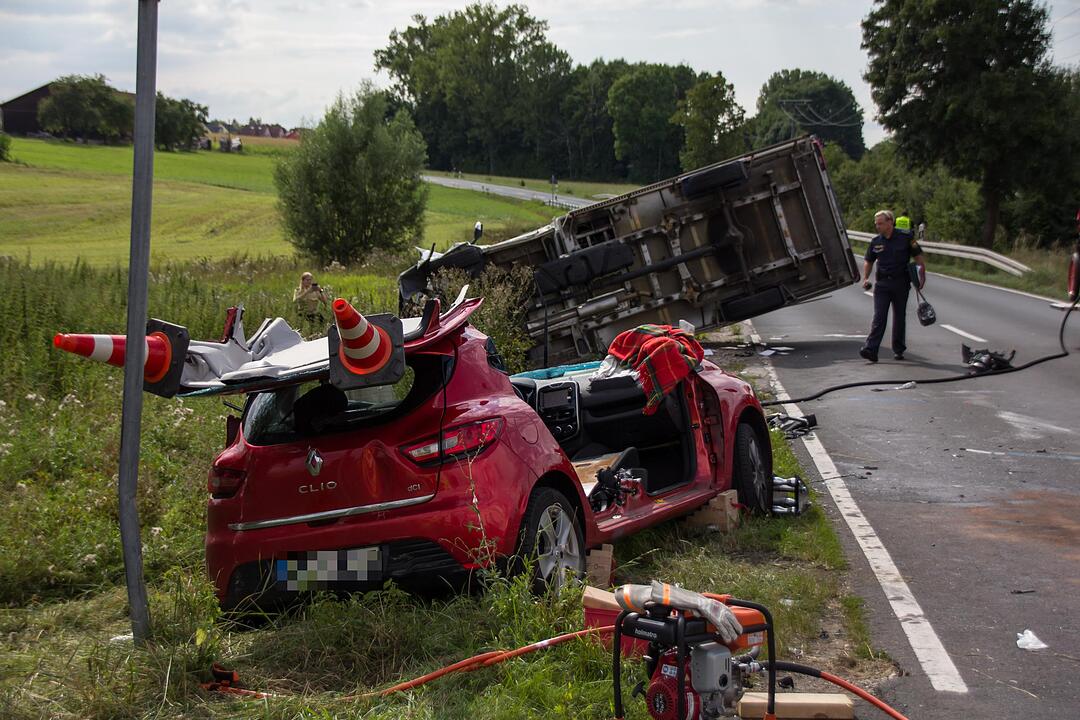 Schwerer Unfall bei Fürth: Frau nach Kollision mit Kastenwagen in Auto eingeklemmt