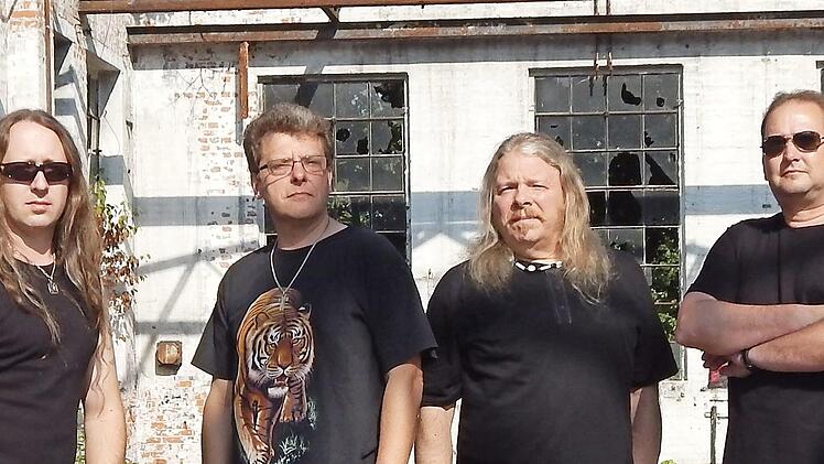 Einen melodiösen Rockabend verspricht das Konzert mit der Gruppe "Dirty K." in Burkersdorf. Das Foto zeigt (von links) Gitarrist Holger Schmitt, Drummer Achim Engelhardt, Gitarrist und Sänger Dirk Weigelt sowie Bassist und Sänger Thomas Burkert-Mazur. Foto: Stephan Stöckel