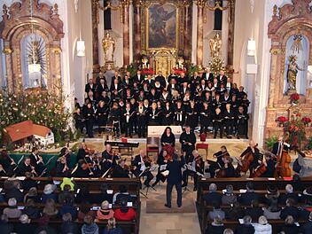 Zwei Stunden Musik um und von Martin Luther brachten der Gesangverein Untersteinach und der Singkreis Gesees mit Orchester und Gesangssolisten am Donnerstagabend in der katholischen Kirche St. Michael in Stadtsteinach zu Gehör. Foto:  Klaus Klaschka