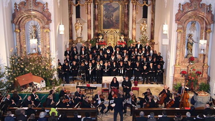 Zwei Stunden Musik um und von Martin Luther brachten der Gesangverein Untersteinach und der Singkreis Gesees mit Orchester und Gesangssolisten am Donnerstagabend in der katholischen Kirche St. Michael in Stadtsteinach zu Gehör. Foto:  Klaus Klaschka
