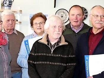Der kommissarische Vorstand und die Geehrten stellen sich zum Gruppenbild: Sabine Köhler-Huter, Rosi Dresel, Hans Stillrich, Herta Meisel, Kristof Kolodzie, Lorenz Mölkner, Rudolf Schmidt, Karl-Heinz Bauer, Maria Zahnleiter.  Foto: Johanna Blum