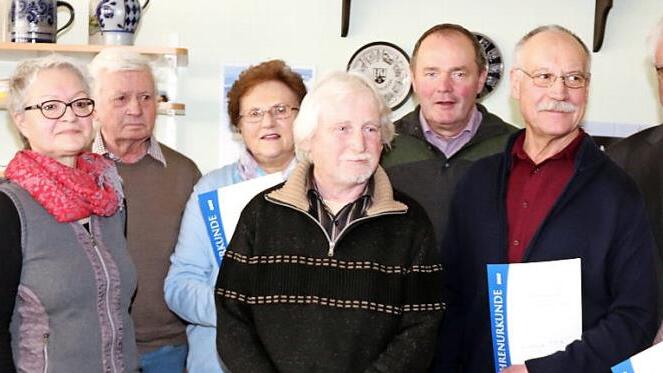 Der kommissarische Vorstand und die Geehrten stellen sich zum Gruppenbild: Sabine Köhler-Huter, Rosi Dresel, Hans Stillrich, Herta Meisel, Kristof Kolodzie, Lorenz Mölkner, Rudolf Schmidt, Karl-Heinz Bauer, Maria Zahnleiter.  Foto: Johanna Blum